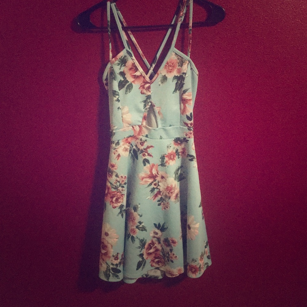 Light pink flowers and baby blue summer dress 👗